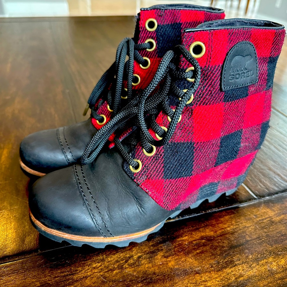 Sorel Women’s Joan of Arc wedge boots, size 8.5
